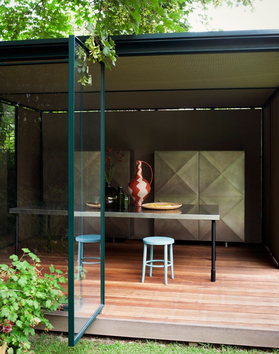 Entrée vitrée d'une maison moderne avec décoration extérieure.