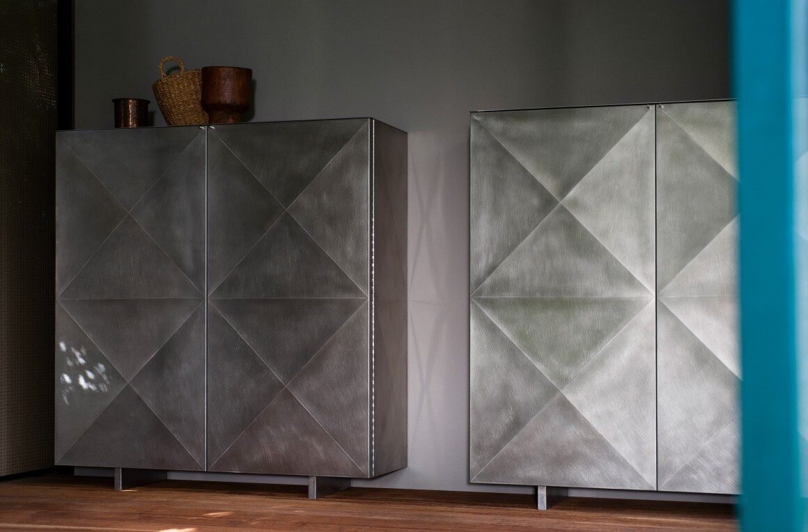 Intérieur de cuisine moderne avec armoires métalliques.