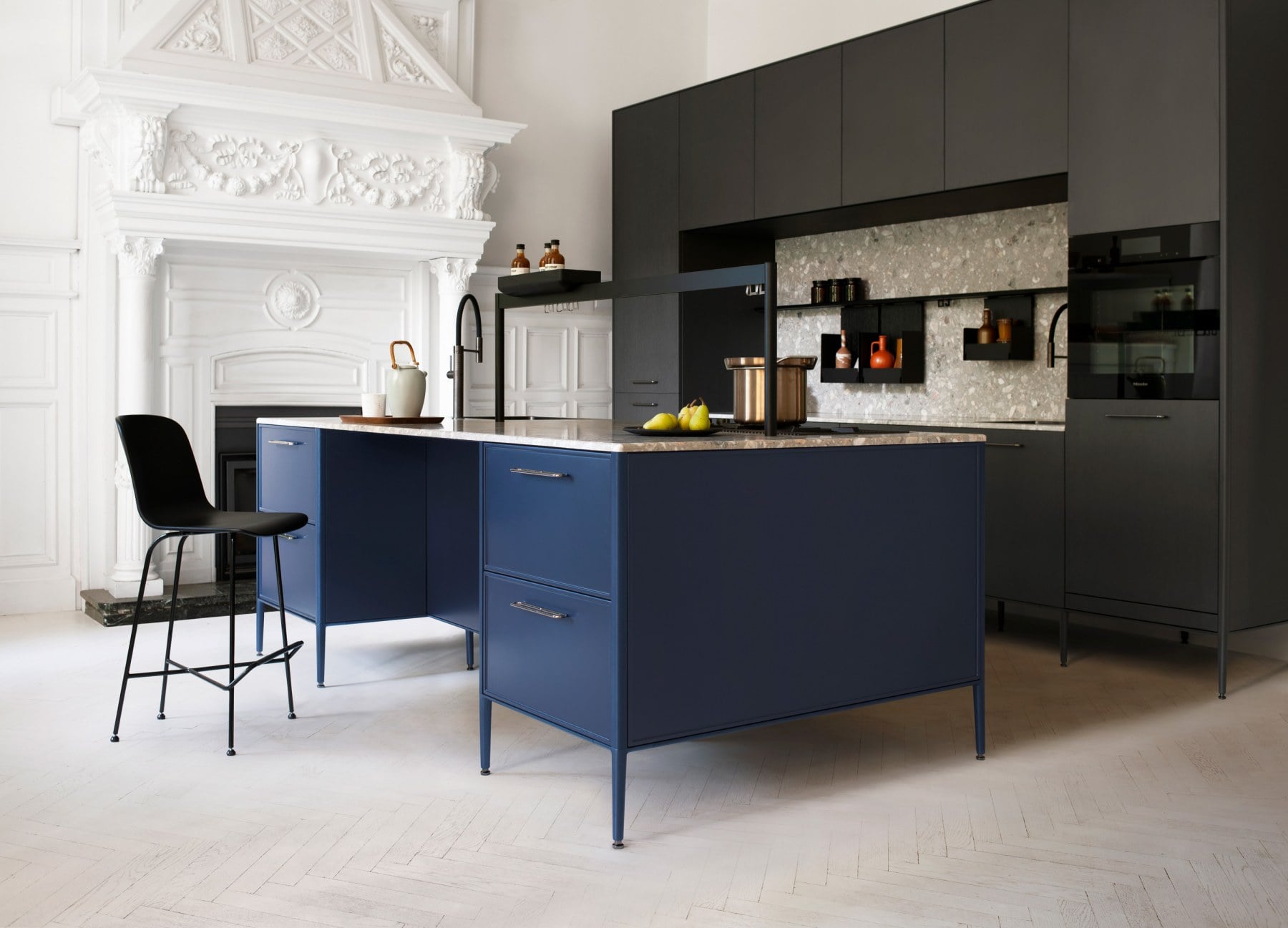 Cuisine moderne bleue avec un plan de travail en marbre.