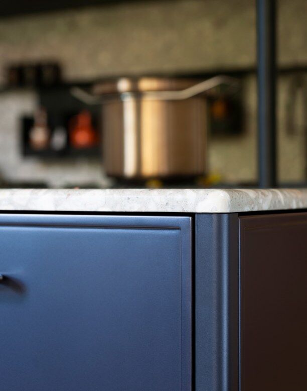 Détail d'un comptoir de cuisine avec objets décoratifs.