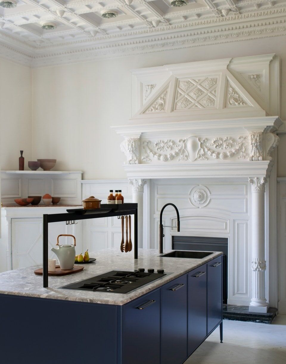 Vue d'une cuisine spacieuse avec un mélange de styles traditionnel et moderne.