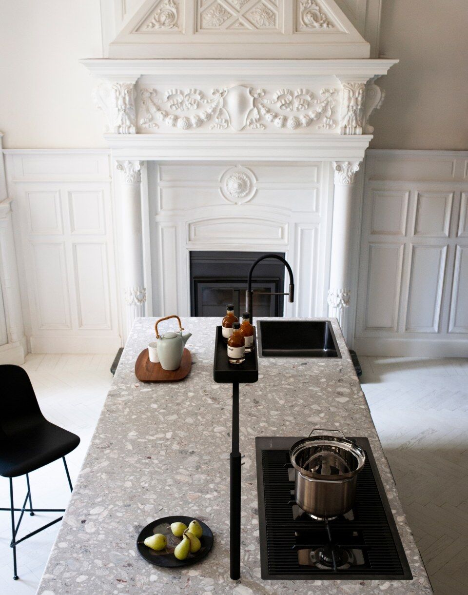 Détail de la texture et de la couleur d'un comptoir de cuisine moderne.