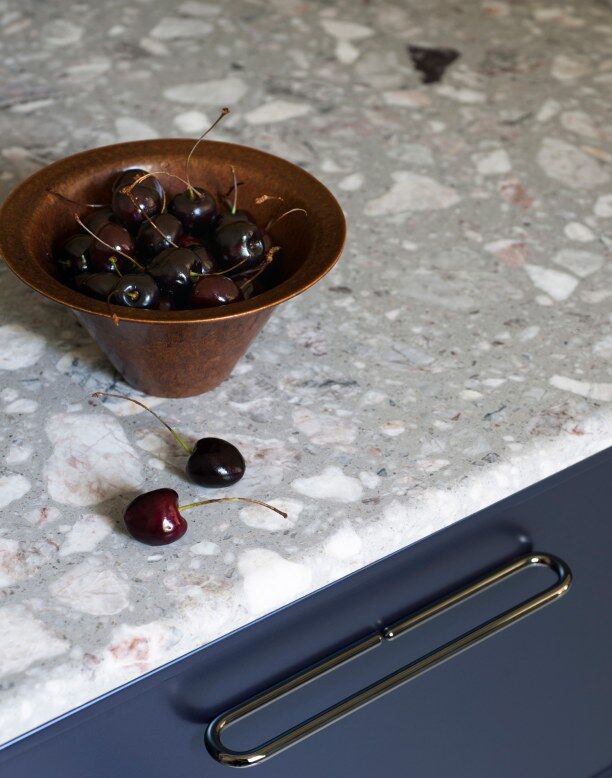 Cuisine moderne avec placards en bois et détails en métal.