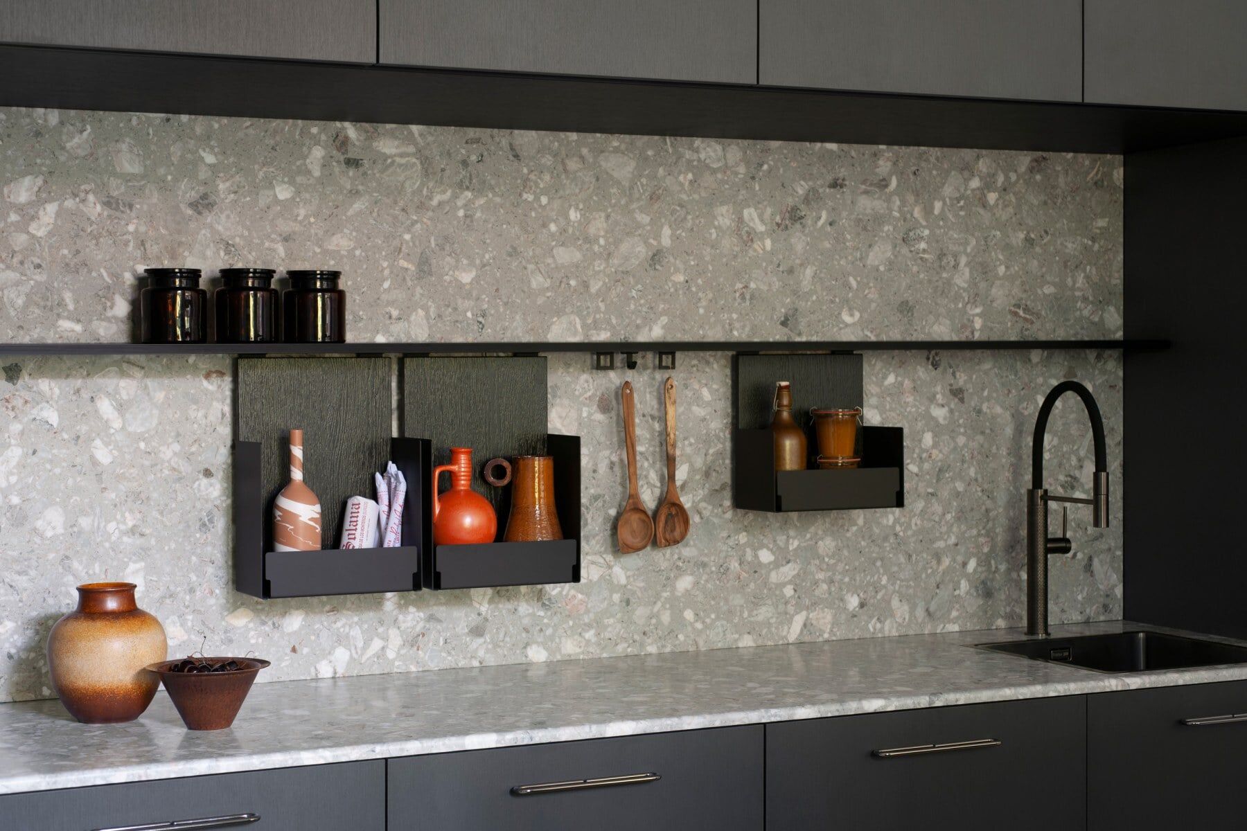 Éclairage intérieur subtil illuminant des verres et ustensiles dans une armoire de cuisine moderne.