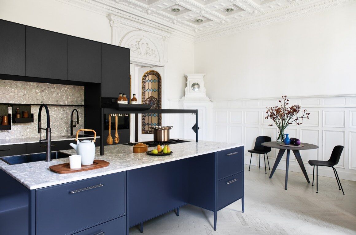 Arrangement décoratif élégant sur un long buffet en bois dans une cuisine moderne.