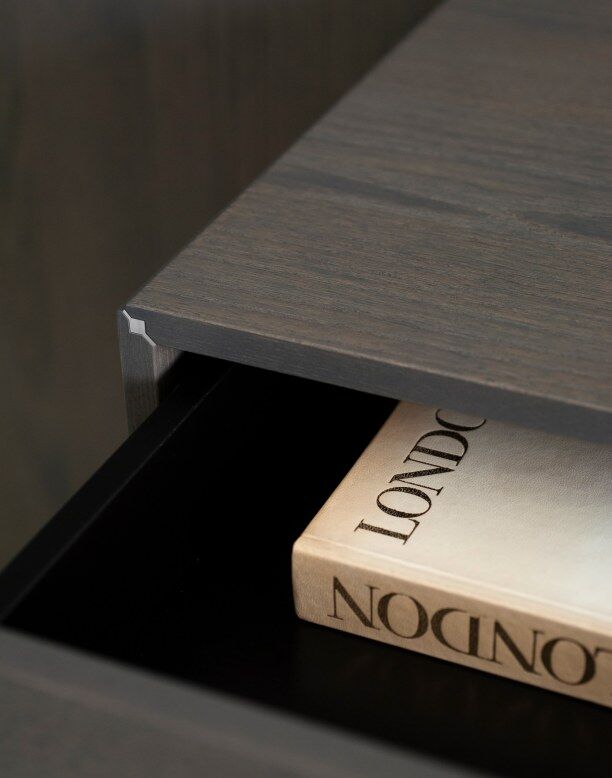 Cuisine moderne spacieuse avec armoires bleues et noires, plan de travail en marbre et décor classique.