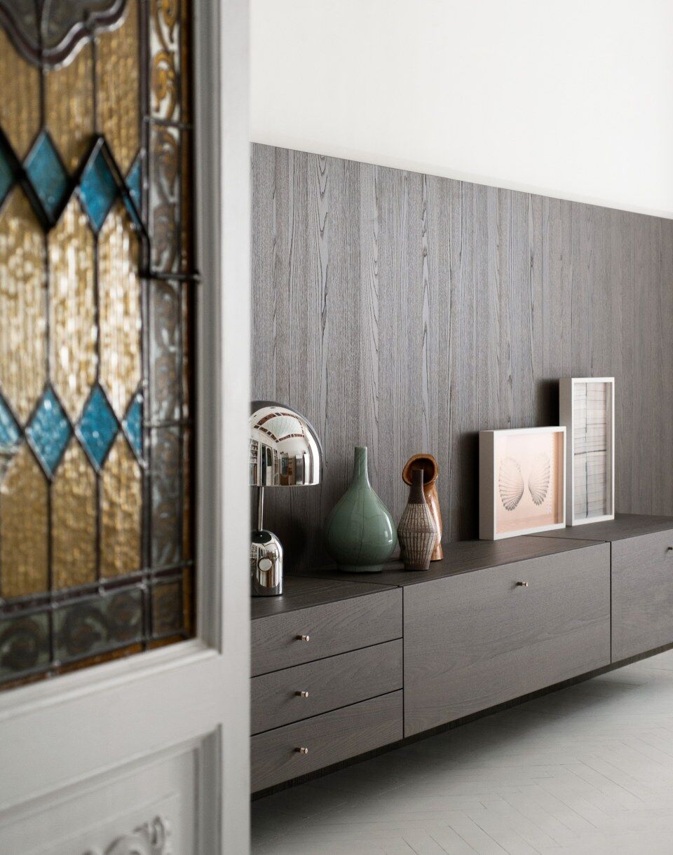 Vue rapprochée d'un tiroir ouvert dans une cuisine moderne, montrant un livre élégant.